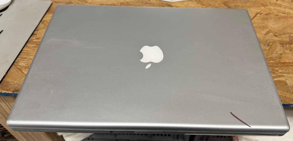 Apple MacBook Pro 15-inch January 2008 2.2GHz Intel Core 2 Duo
