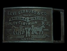TF07120 VINTAGE 1970s LEVI STRAUSS CO. CLOTHING ADVERTISEMENT BELT BUCKLE