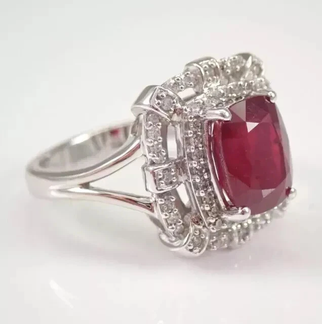 Anillo de compromiso con halo de rubí creado en laboratorio corte cojín de 2,40 quilates enchapado en oro blanco de 14 quilates Foto 4 de 4