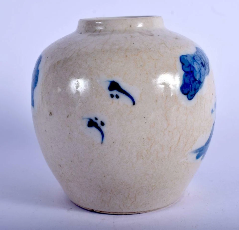 A 19TH CENTURY CHINESE BLUE AND WHITE PORCELAIN JAR painted with gentlemen - Image 3 of 4
