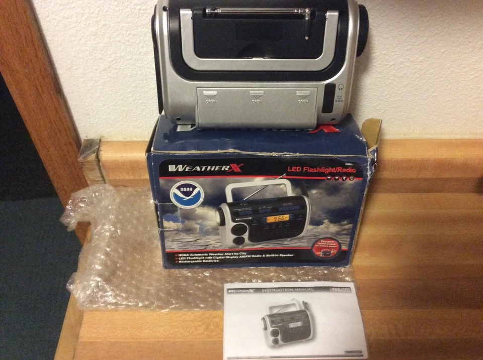 WEATHER X NOAA Automatic Weather Alert Flashlight W/ Hand Crank Charging System - Image 3 of 3