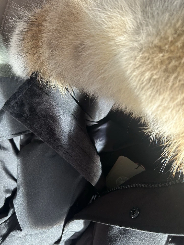 Canada goose wyndham parka red badge size s  - Image 3 of 4