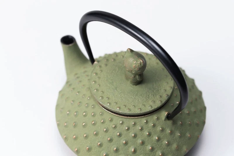 Iwachu Nambu Tekki Cast Iron Teapot 320ml Hello Kitty Gold Young Grass Green - Image 3 of 3