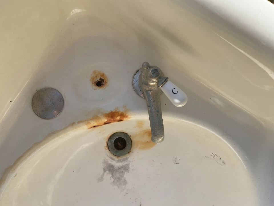 Antiguo grifo de salvamento de lavabo de esquina de baño de porcelana blanca de hierro fundido de colección de los años 30 Foto 3 de 4