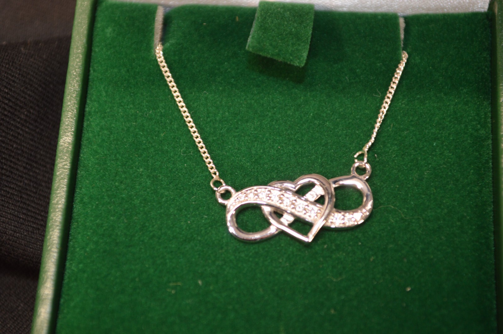 NIB Glencara Irish Jewellery White Gold Diamond Infinity Heart Necklace