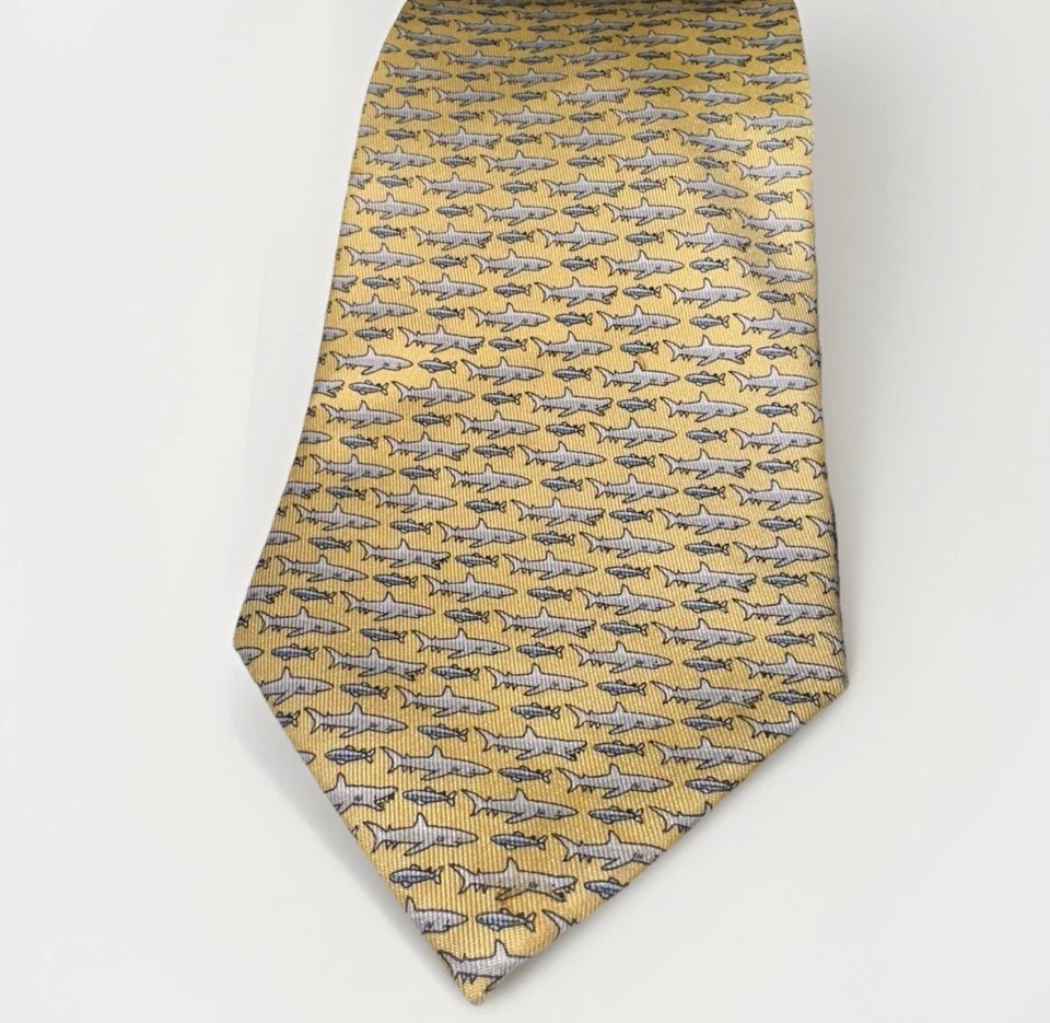 Corbata para hombre Vineyard Vines tiburón y pez amarillo/azul seda EE. UU. 3 5/8" (W) x 57,5" (L) Foto 4 de 4