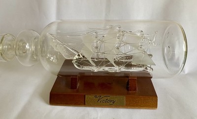 HMS Victory Vintage Glasschiff in Glasflasche auf Holzständer 24 cm lang 