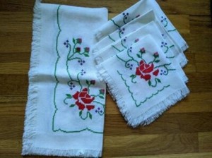Table Runner Square Vintage Hand Embroidered Cross Stitch Red Roses w/ 4 Napkins