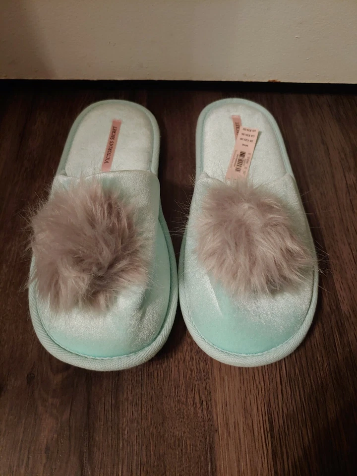 Zapatillas Victoria's Secret VS Gris Difuso Pom Verde Azulado Nuevas con Etiquetas Para Mujer M/L Nuevas con Etiquetas $29.50 Foto 2 de 4