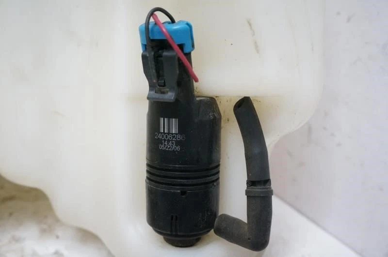 2004-2012 Chevrolet Colorado Wash Reservoir With Coolant Tank 15099956 OEM - Image 3 of 4