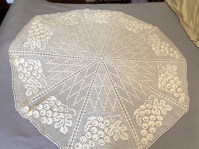 EXQUISITE HAND-CROCHETED TABLE CLOTH GRAPES DESIGN. LIGHT ECRU 48 ½  DIameter