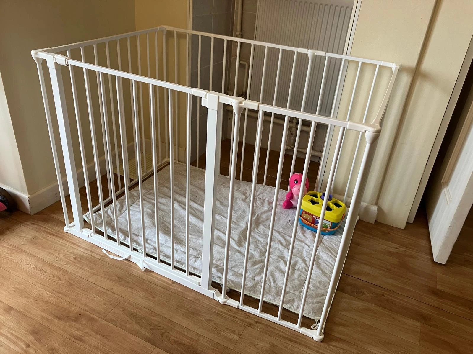 Baby den play pen, 4x sided with entry gate and Matt, used condition