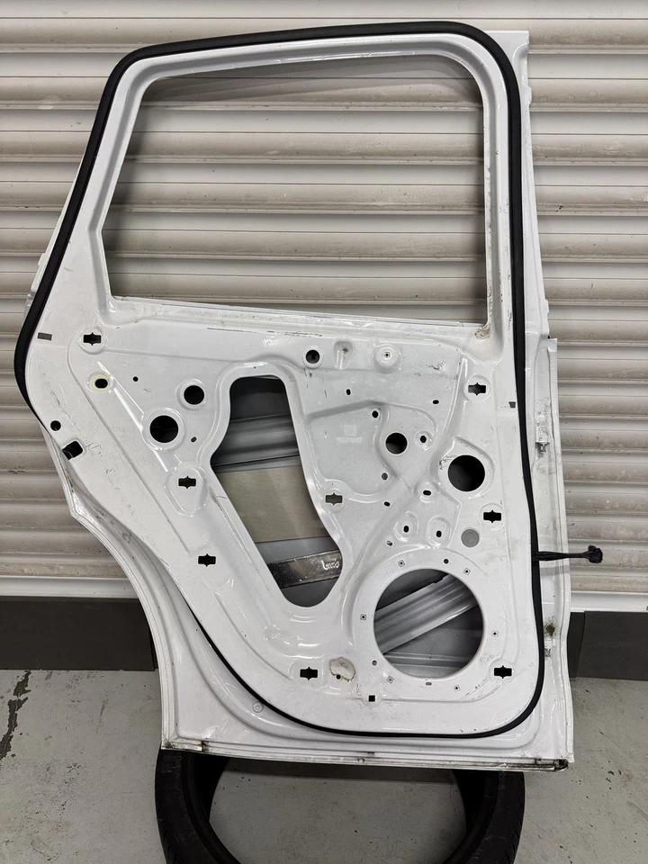 Porsche Macan GTS door rear left door left door 95B833311A 95b 2014 - Image 3 of 4