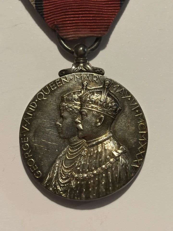 KING GEORGE V AND QUEEN MARY 1910-1935 .925 SILVER JUBILEE MEDAL - Genuine - Image 1 of 4