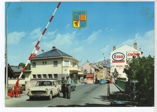 CP Originale Voiture BOURG MADAME Frontière Douane Peugeot 404 Pub ESSO