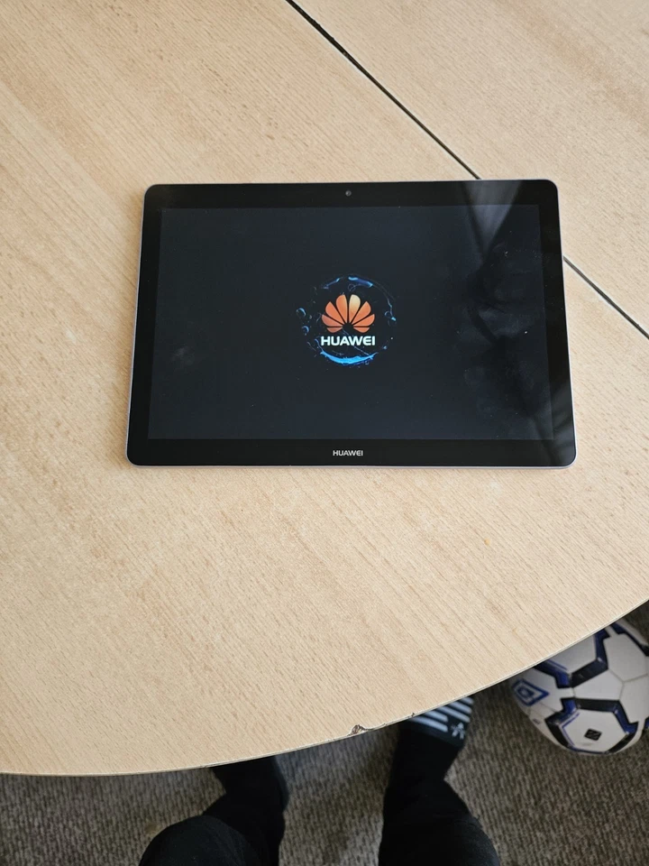 Es stehen sechs Tablets zum Verkauf, sowohl funktionierende als auch defekte. - Bild 2 von 4