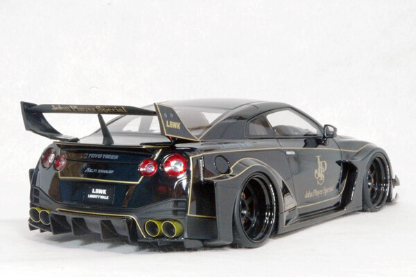 1/18 Nissan GT-R (R35) / LB Silhouette Works GT 35 GT-RR 1/18 Nissan GT-R (R35) / LB Silhouette Works GT 35 GT-RR