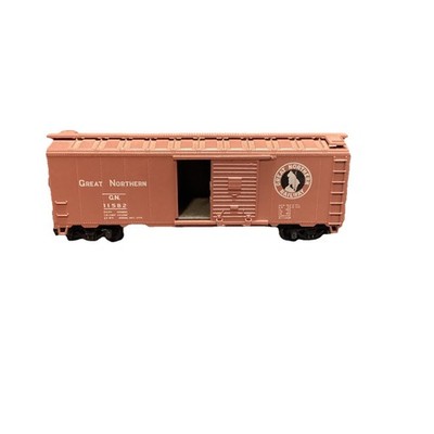 Athearn 	11582	Great Northern Ho Boxcar w/Kadee Couplers