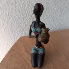 Deko-Figur aus 3-teiliger Gruppe/ Sitzende Afrikanerin mit Gefäß (blaue Sachen)