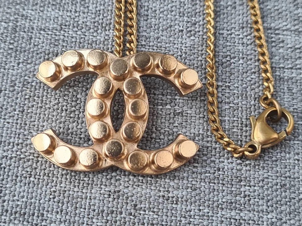 Collar Colgante Chanel CC Logo Tachonado Tono Dorado Foto 4 de 4