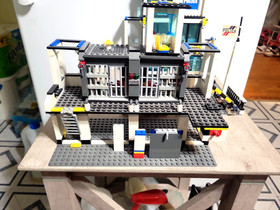LEGO CITY Police Headquarters 7744 - Mostly Complete But No Figures or Manual