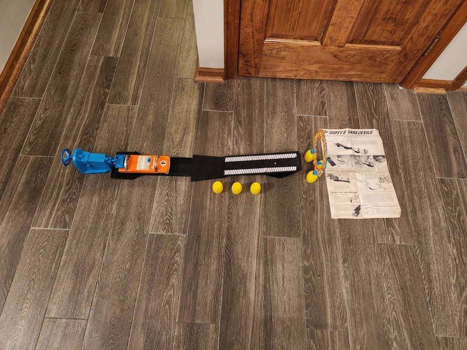 CONJUNTO VINTAGE E RARO 1965 REMCO DUFFY'S DAREDEVILS 749 E FUNCIONA!!!! - Imagem 2 de 4