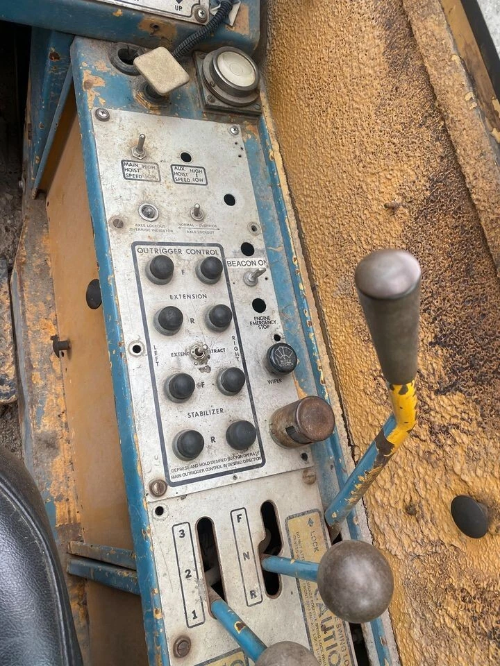 Grúa Grove RT65S 1979 35 toneladas terreno áspero motor Cat 4x4 - usada Foto 4 de 4