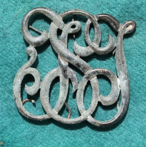 CW CARTRIDGE BOX LIKE INTERTWINED LETTER FOUND SAVANNAH GA SAV LIGHT INFANTRY ?