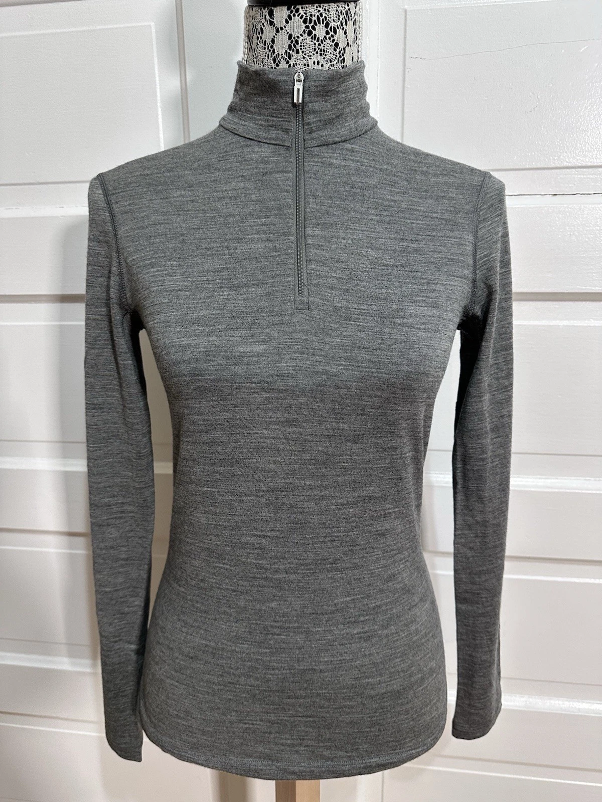 ICEBREAKER Merino 200 Oasis Long Sleeve Half Zip Size S Grey Base layer $140
Opens in a new window o