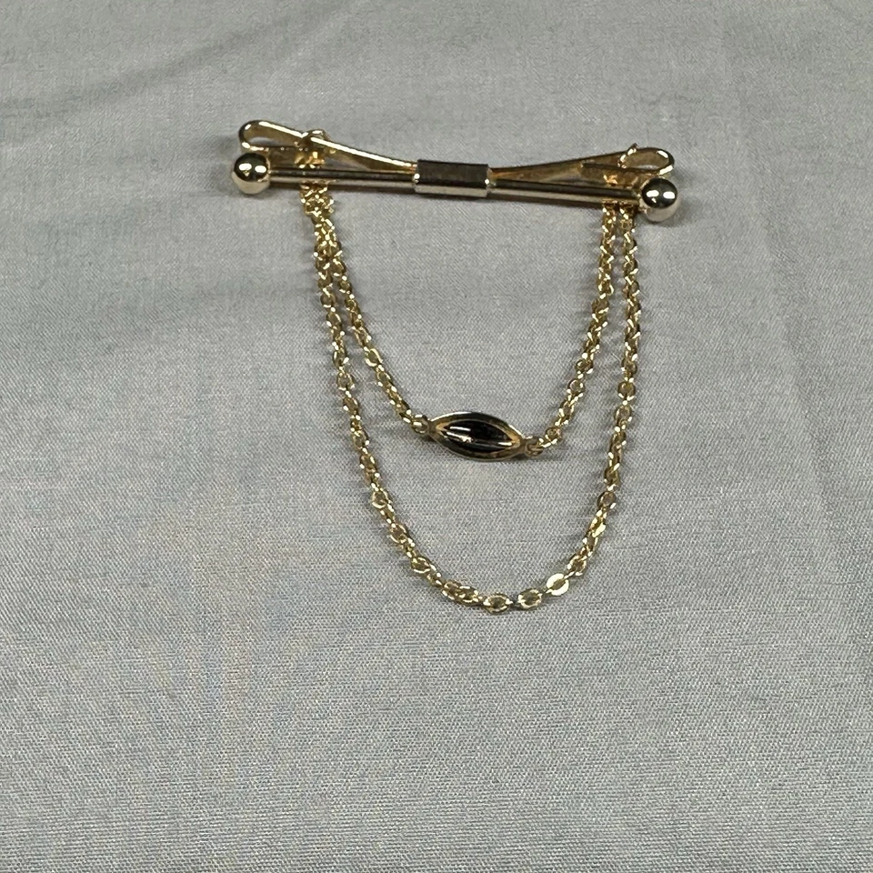 Clip de barra de corbata vintage Swank tono dorado con doble cadena y acento de vidrio negro Foto 4 de 4