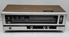 SOUNDESIGN Vintage 1976 flip clock with AM/FM stereo radio and alarm. Works.
