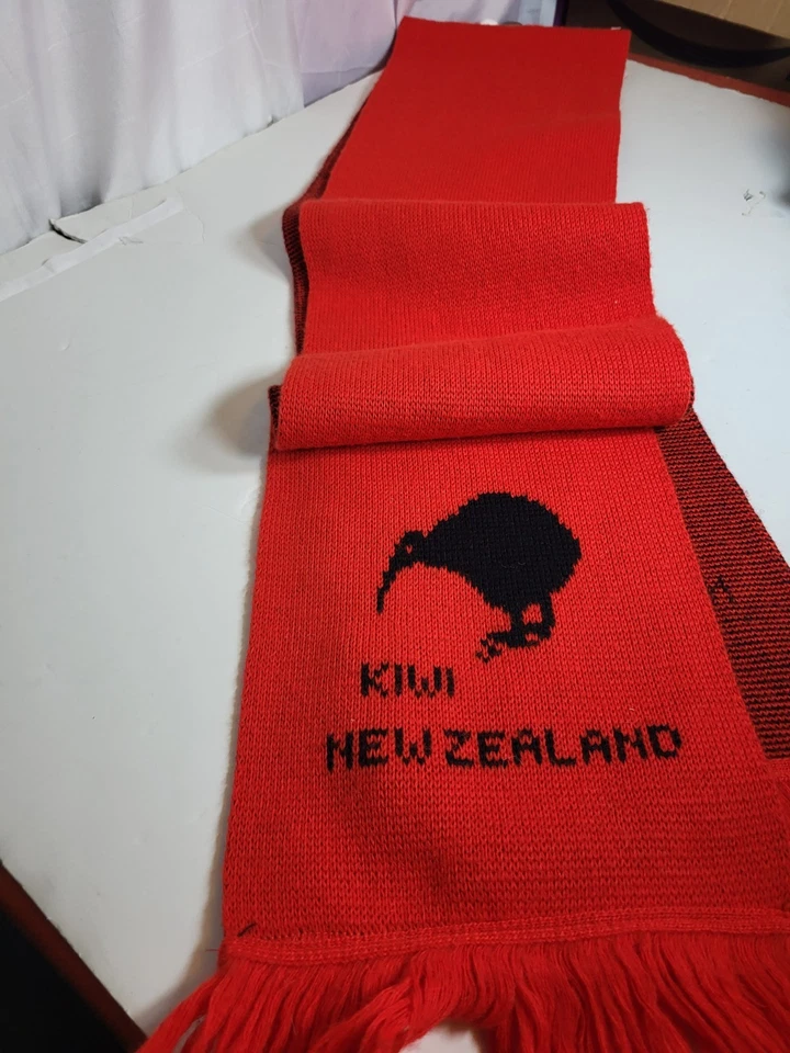 Bufanda roja Kiwi Bird Nueva Zelanda. Extremos de borla estilo tejido rojo  Foto 3 de 4