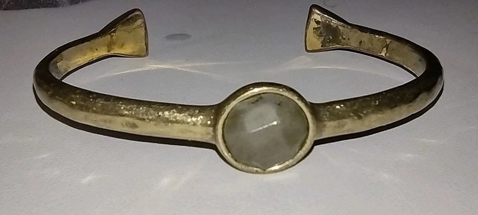 Brazalete Brazalete Piedra Lunar Martillada Tono Dorado Marca Lucky, 6 1/2 Pulgadas Foto 3 de 4