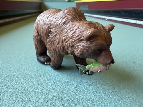 Safari Ltd Adult BROWN GRIZZLY BEAR w/ FISH Figure Wildlife Toy Figurine 2005
