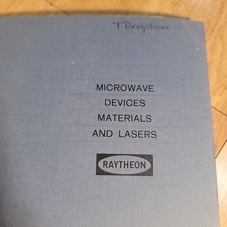 Manual de catálogo de materiales y láseres de dispositivos de microondas Raytheon de colección Foto 2 de 4