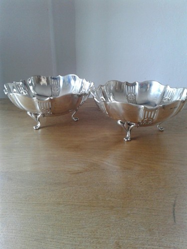 ANTIGUO PAR DE PLATOS DE PLATA ESTERLINA SÓLIDA EN CAJA ORIGINAL SHEFFIELD 1925 - Imagen 4 de 11
