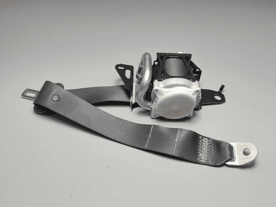 2018 Toyota Camry Rear 2nd Row Passenger Side Seat Belt Seatbelt Retractor OEM - Image 3 of 4