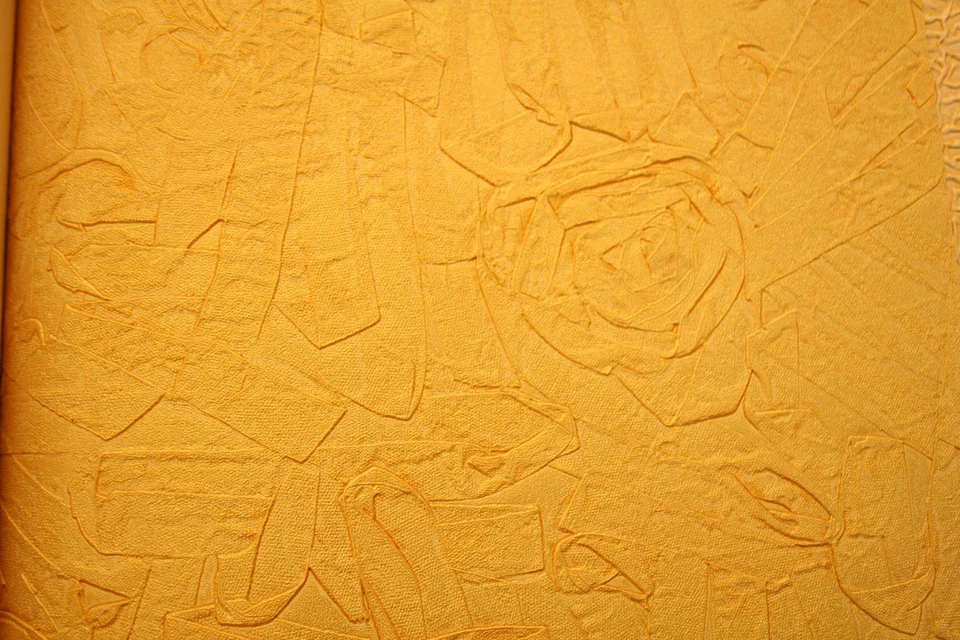 Rolos de papel de parede amarelo manteiga/dourado (40506), vermelho/dourado (40509), pêssego (40502) - Imagem 2 de 4