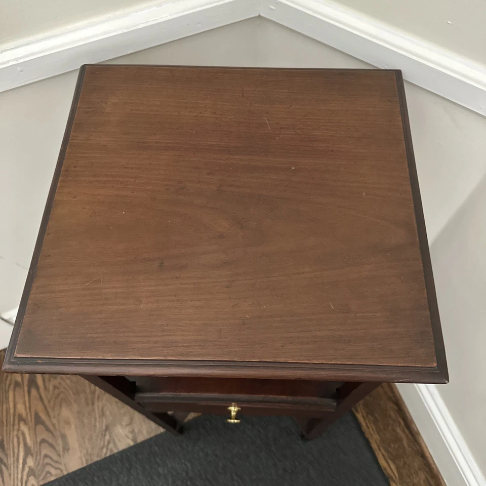 Mesa auxiliar de caoba georgiana Foto 3 de 4