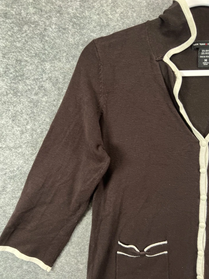 Cárdigan marrón mediano New York & Co para mujer suéter con cuello bolsillo con lazo con botones Foto 2 de 4