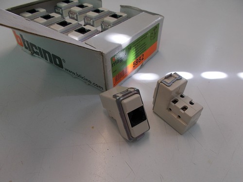 BTICINO MAGIC ART.5982 PRESA TEL. RETE DATI RJ11 4 CONTATTI - Zdjęcie 2 z 11