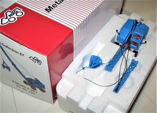 NZG 562 Fuchs F301 Wheeled Clam-Shell Excavator 1/87 HO Scale Die-cast MIB - Picture 2 of 2