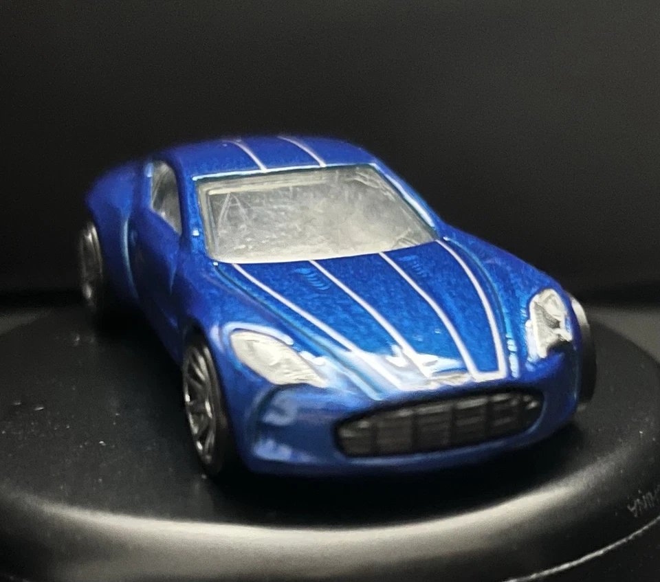 Aston Martin One-77 🔵 1:64 Diecast Model Diorama Toy Car 2017 Hot Wheels Exótico Foto 4 de 4