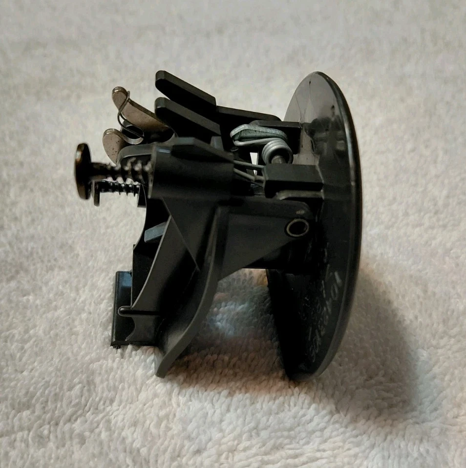 Pontiac Grand Prix 2004-2008 guantera compartimento pestillo OEM gris con llave Foto 3 de 4