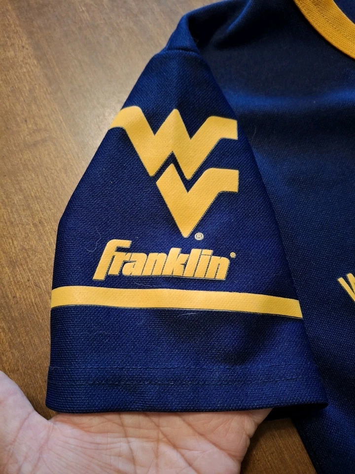 Camiseta deportiva juvenil West Virginia University/Franklin talla mediana azul con acento amarillo Foto 3 de 4