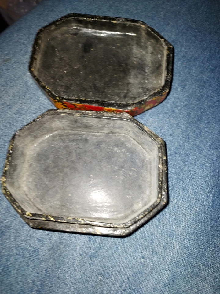 Caja floral de papel maché de cachemira de los años 70 con tapa de 4,5" por 3,5" Foto 3 de 4