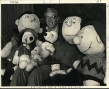 1985 Press Photo Cartoonist Charles M. Schulz & stuffed characters celebrate
