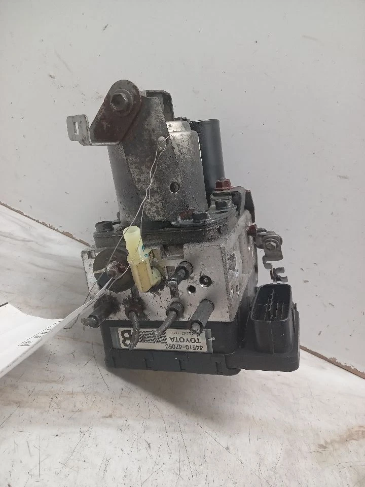 Used ABS Pump and Motor Assembly fits: 2008 Toyota Prius Actuator and Pump Assem Foto 4 de 4