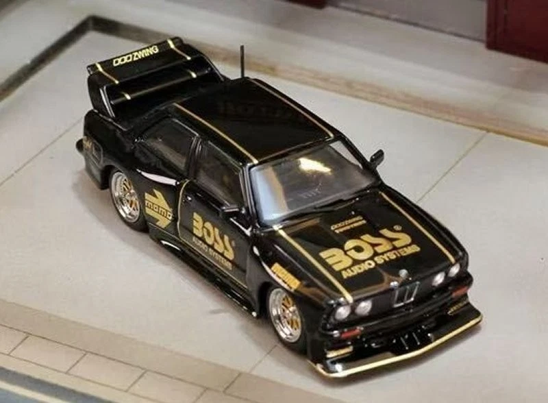 BMW LTO (E30) - BOSS - black / gold - Street Weapon 1:64 - Immagine 2 di 4