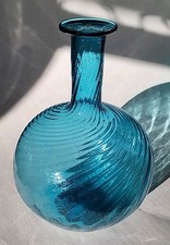 Vaso sfera in vetro soffiato azzurro chiaro con motivo a vortice e moltitudine di bolle